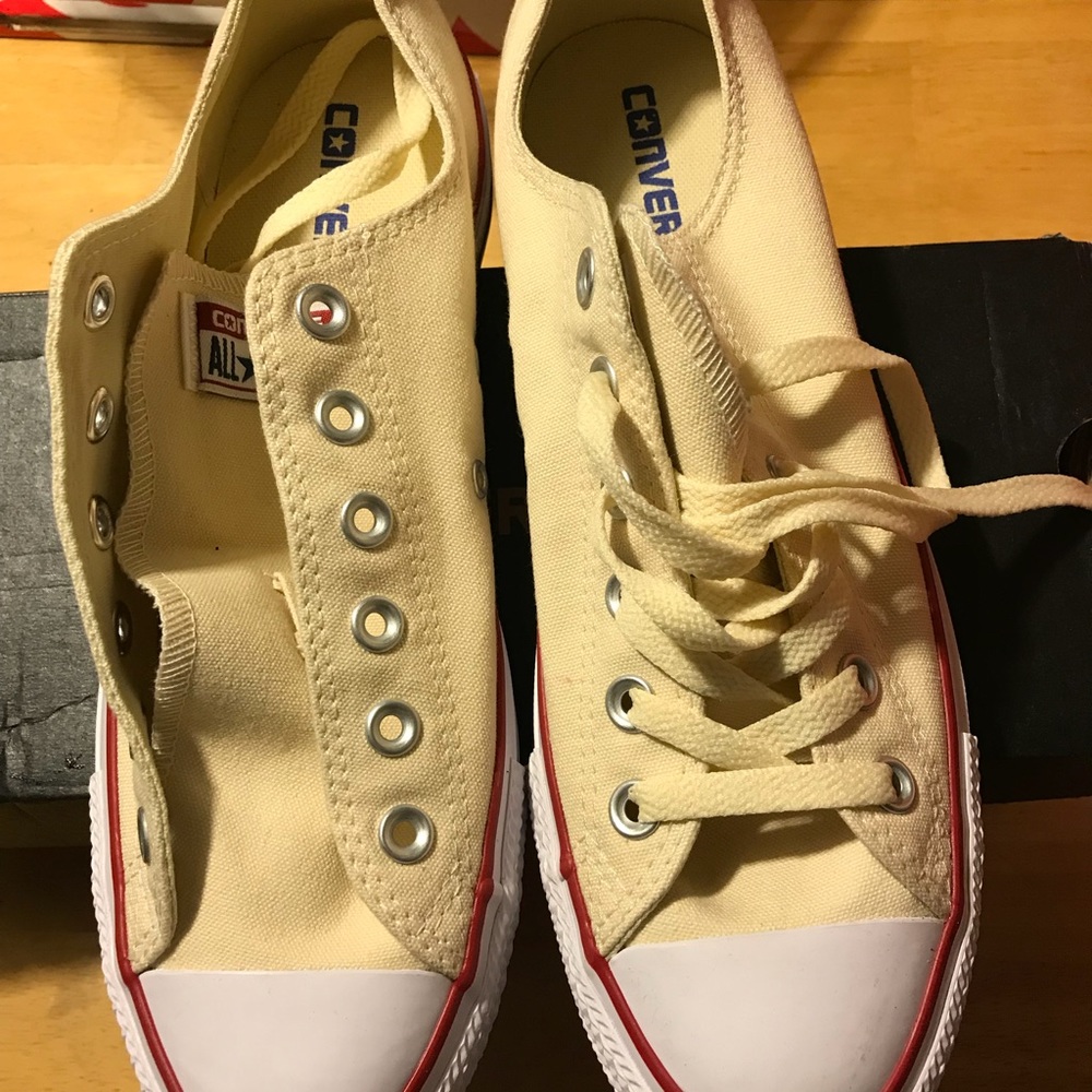 Unisex off white/cream shoes